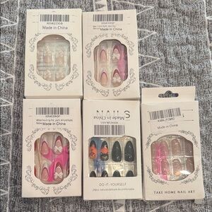 Adorable press on nails. The red and white is perfect for Valentine’s. 5 packs